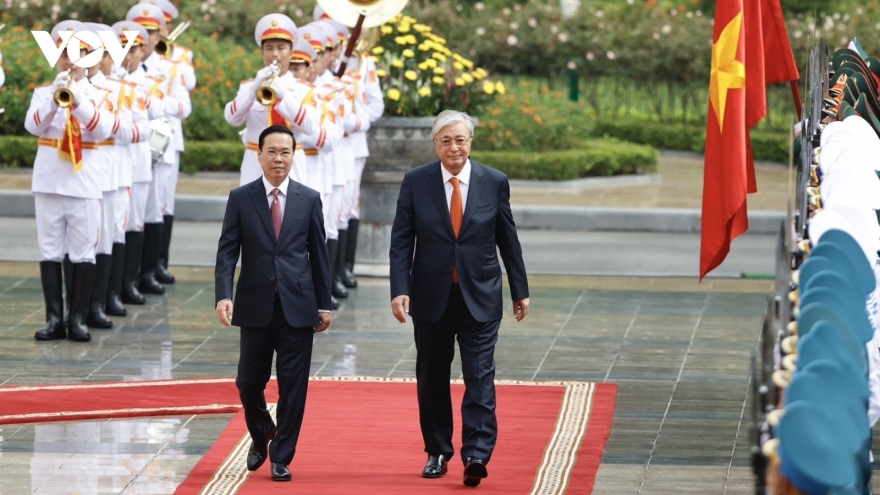 Official welcome ceremony held for Kazakh President in Hanoi